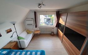 Geraeumiges Ferienhaus In Bad Salzuflen Mit Einfacher Ausstattung, Fuer Geschaeftsreisende, Gruppen Oder Familien Geeignet, 4 Schlafzimmer