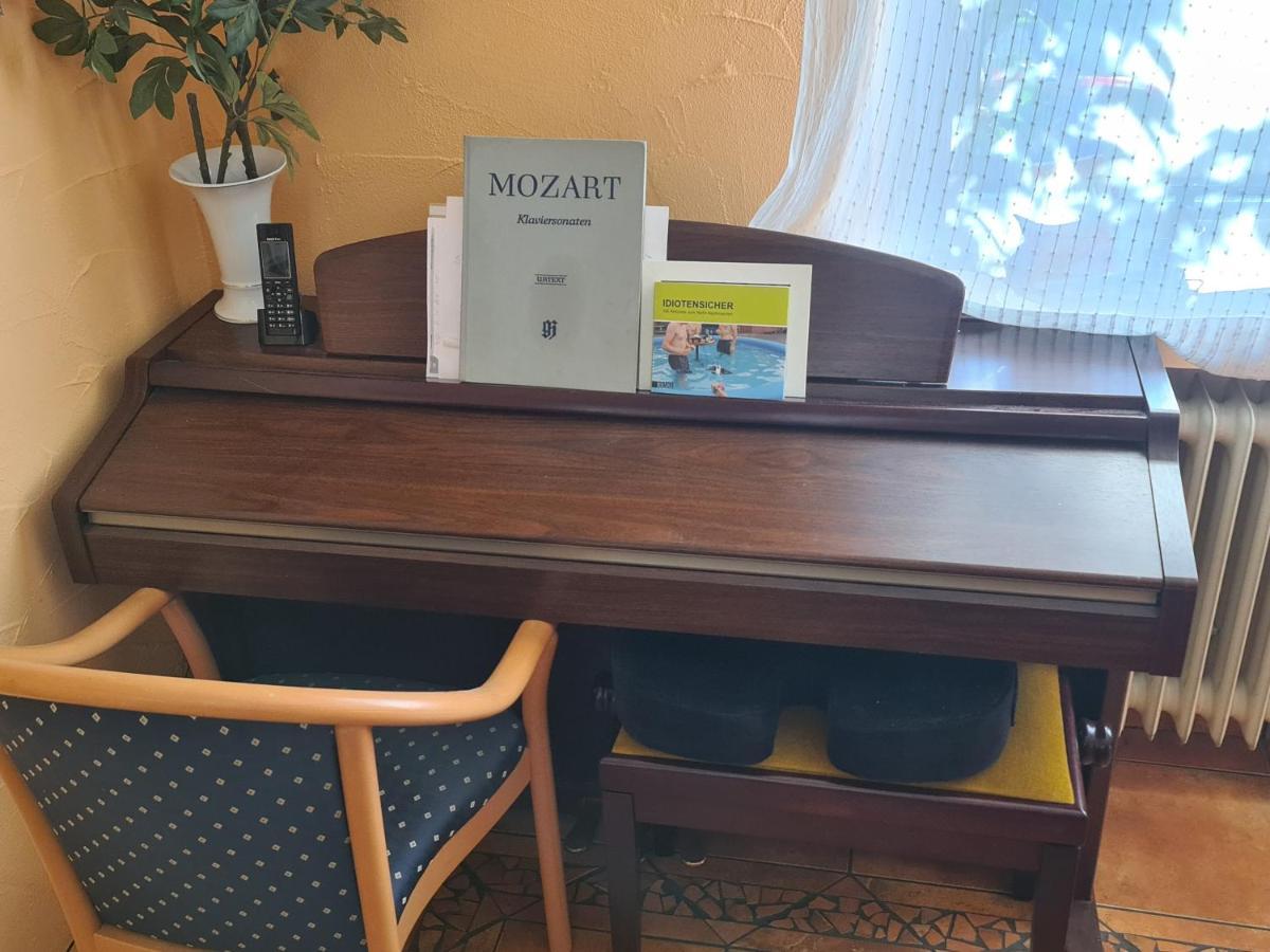 Geraeumiges Ferienhaus In Bad Salzuflen Mit Einfacher Ausstattung, Fuer Geschaeftsreisende, Gruppen Oder Familien Geeignet, 4 Schlafzimmer Zewnętrze zdjęcie